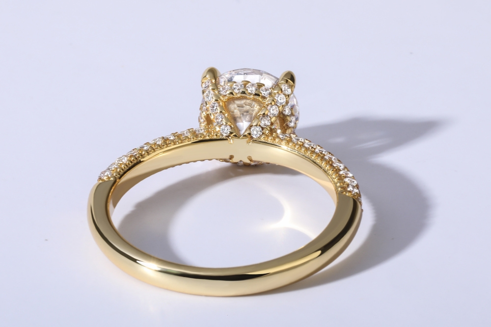 側面にデザインが施されたおしゃれな婚約指輪