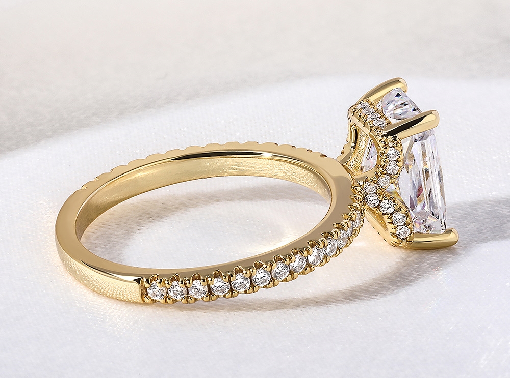 側面にデザインが施されたおしゃれな婚約指輪