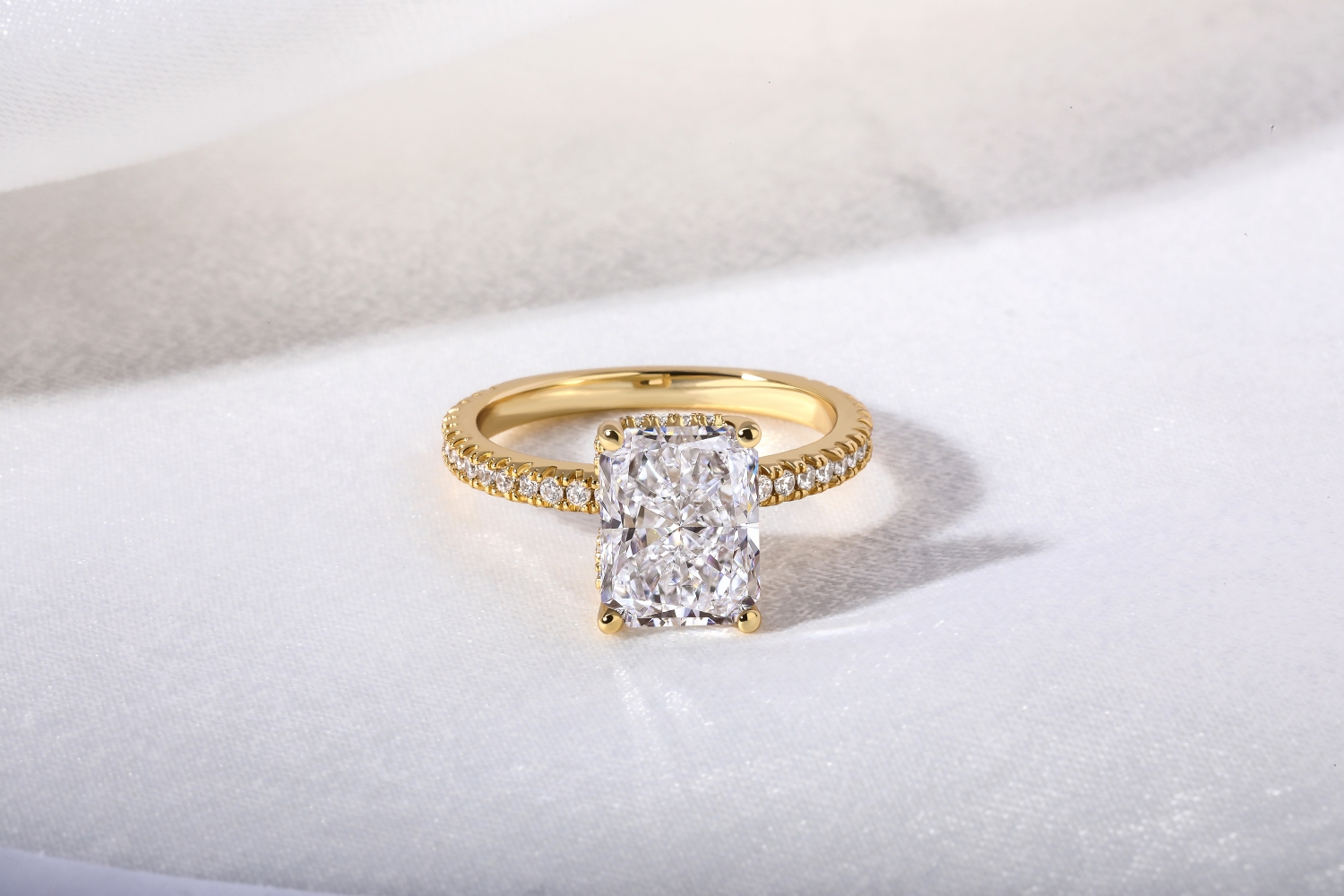 モアサナイトの婚約指輪