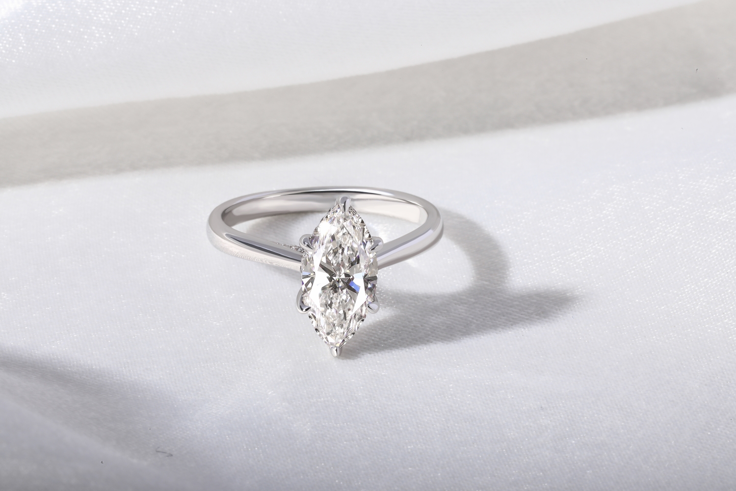 モアサナイトの婚約指輪