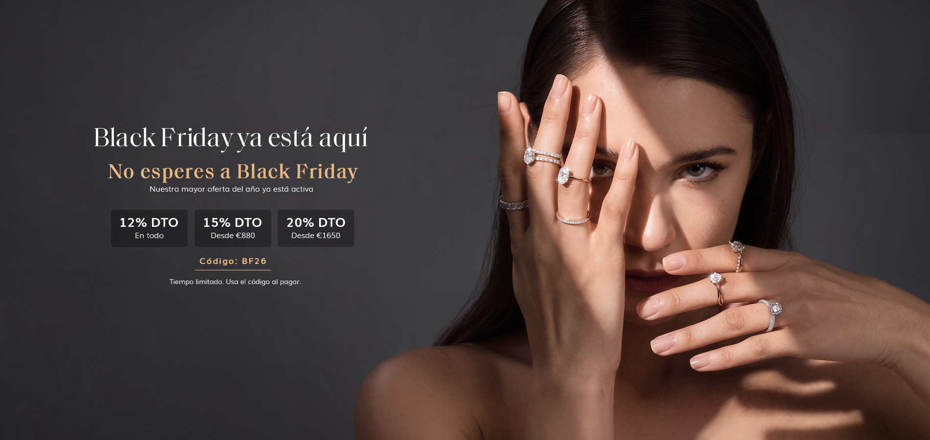 Mujer mostrando joyas finas para el otoño