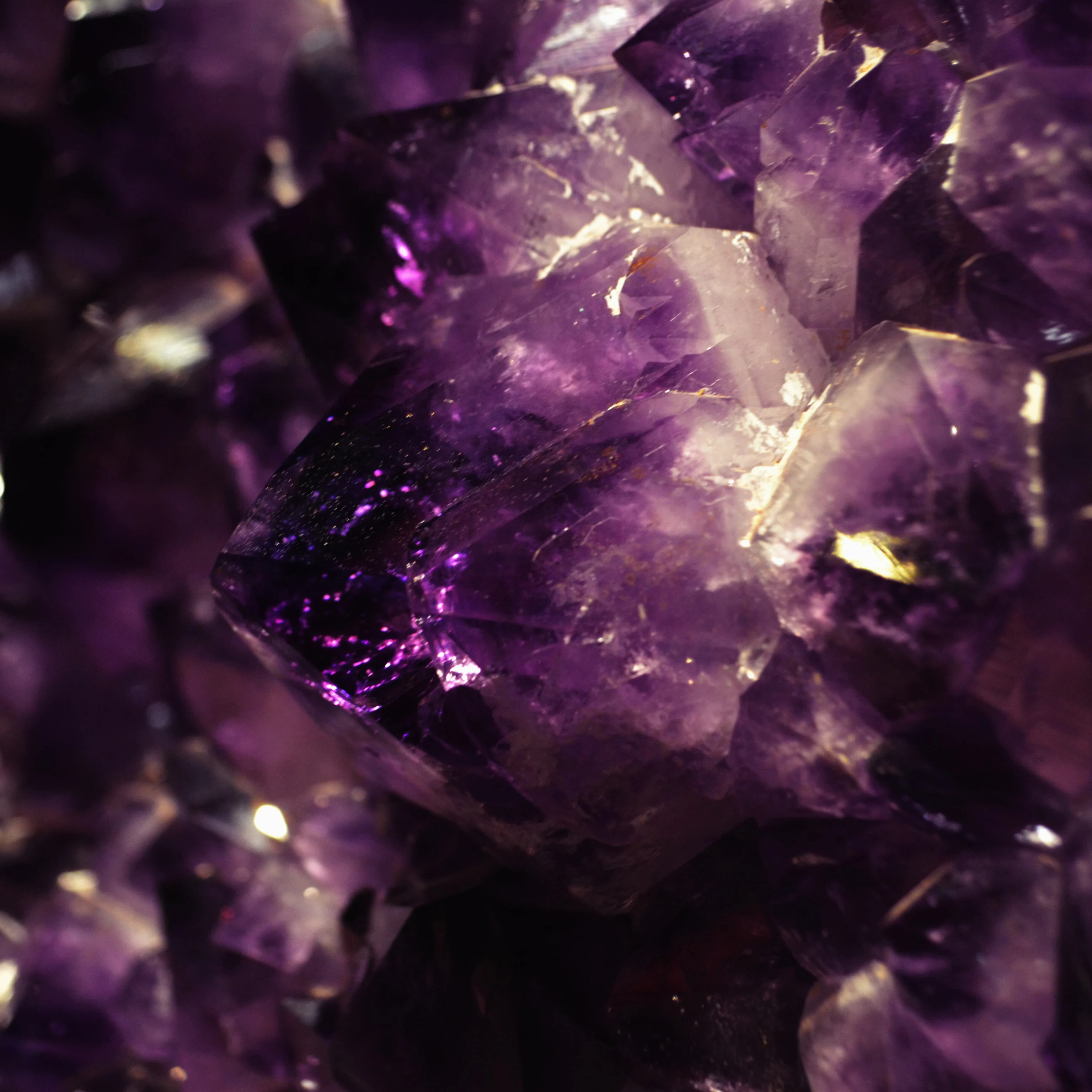 Le Secret de la Pierre Précieuse Mauve Mystérieuse